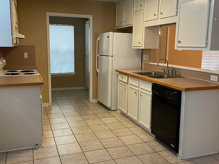904 Spring Ave — Photo 3
