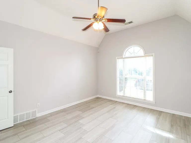 1112 Averett Ln — Photo 10