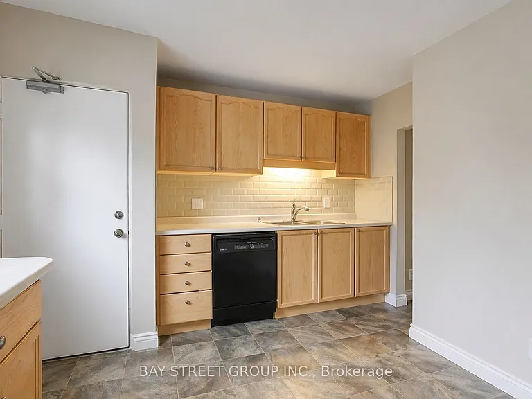66 Walter Ave #MAIN — Photo 2