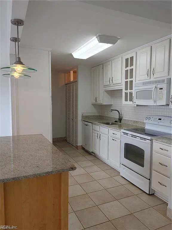 Building Photo - 3558 Shore Dr #708