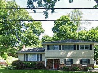 24 Stonehedge Ln, Madison, NJ 07940