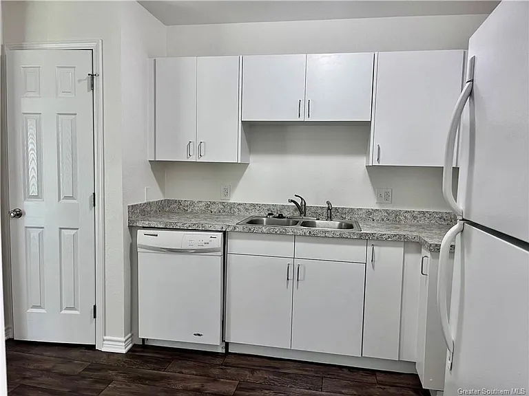 1020 W McNeese St #13F — Photo 6