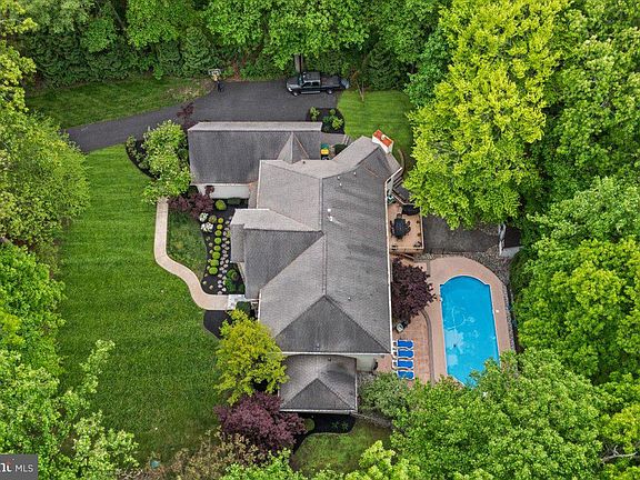 4th image of 17 Waterview Dr