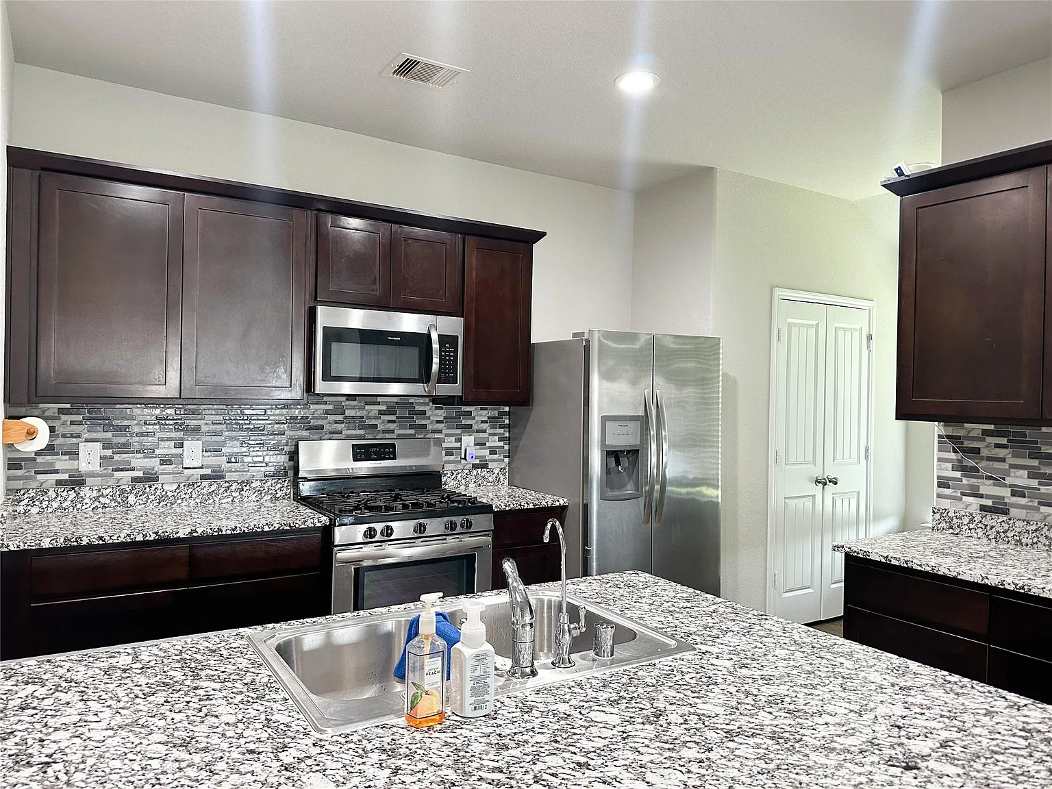 4 bed, 2.0 bath, 2098 sqft, $2,300 — Photo 3