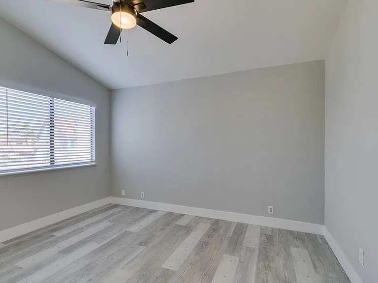 91 Trevor Dr — Photo 34