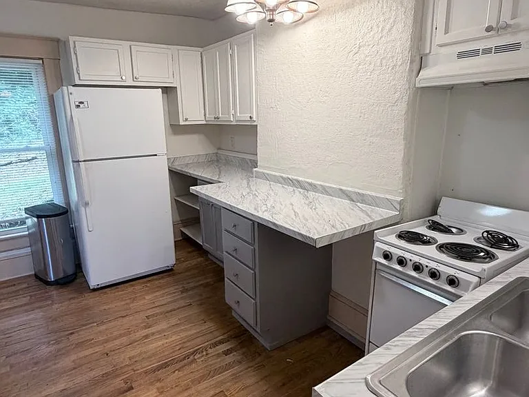 453 W Haywood St #A — Photo 8