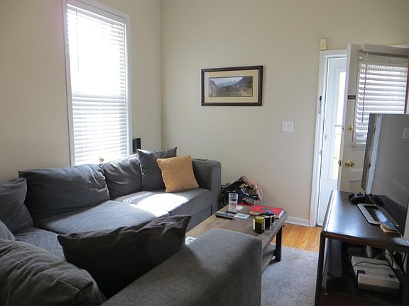 3rd image of 1431 W Belmont Ave