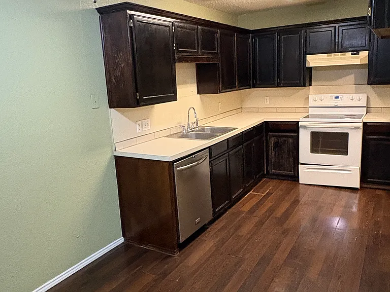 7023 Lincoln Dr — Photo 2