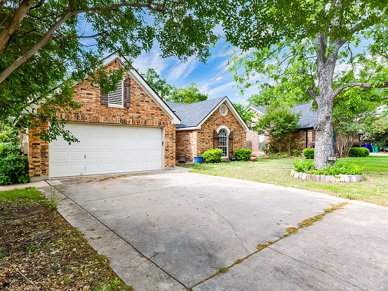 2106 Heather Dr — Photo 3