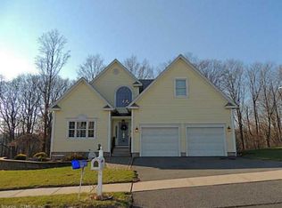 32 Sovereign Rdg, Cromwell, CT 06416