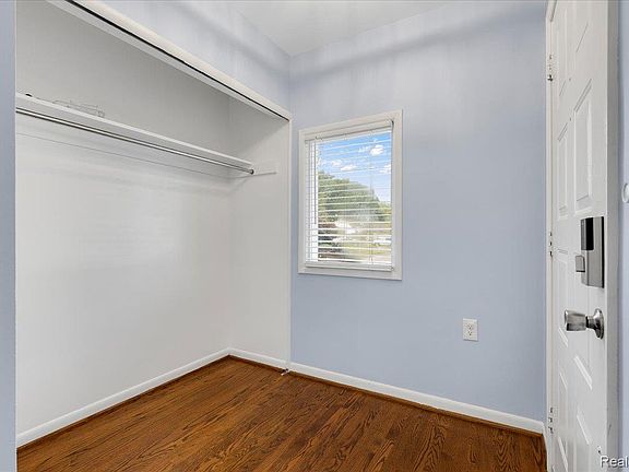 3rd image of 28550 Malvina Dr