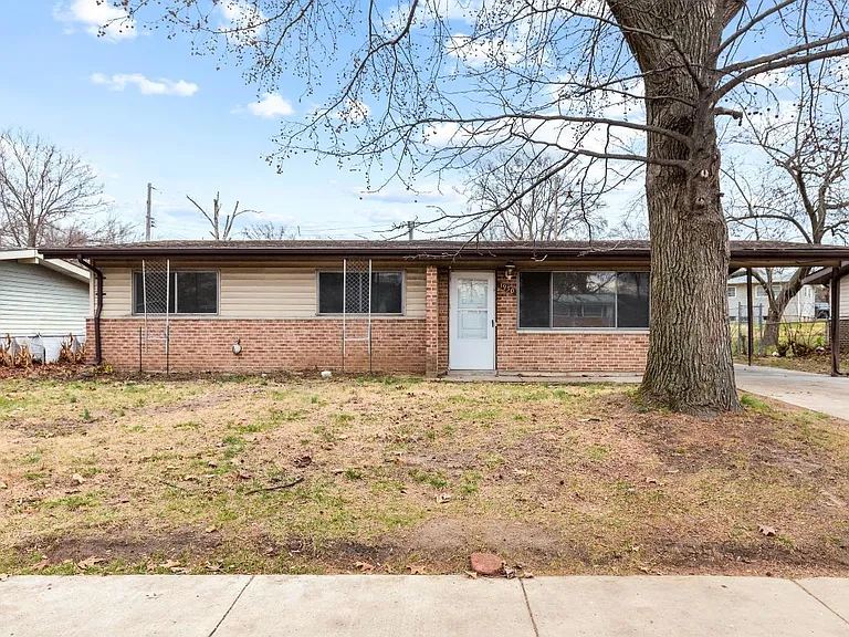 1950 Thunderbird Ave — Photo 2