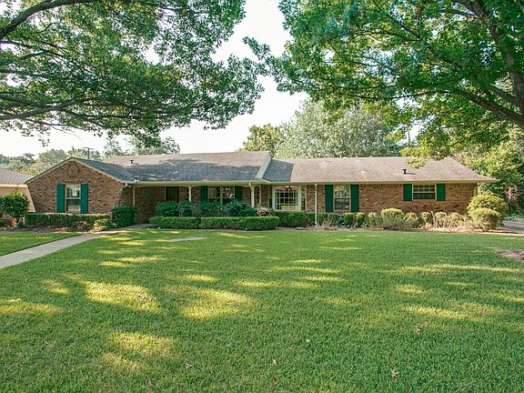 2nd image of 809 Clearwater Dr