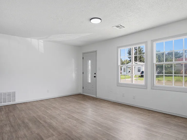 549 E Ercoupe Dr — Photo 3