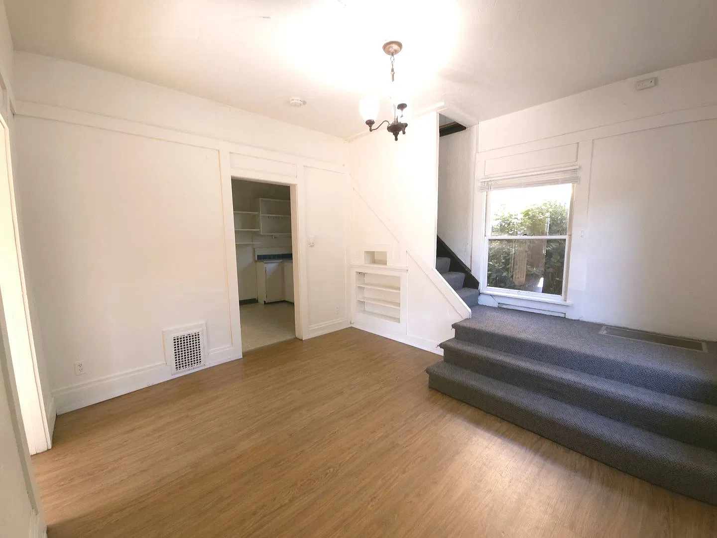3 Bedroom Home in Prime Hill Location — Photo 2