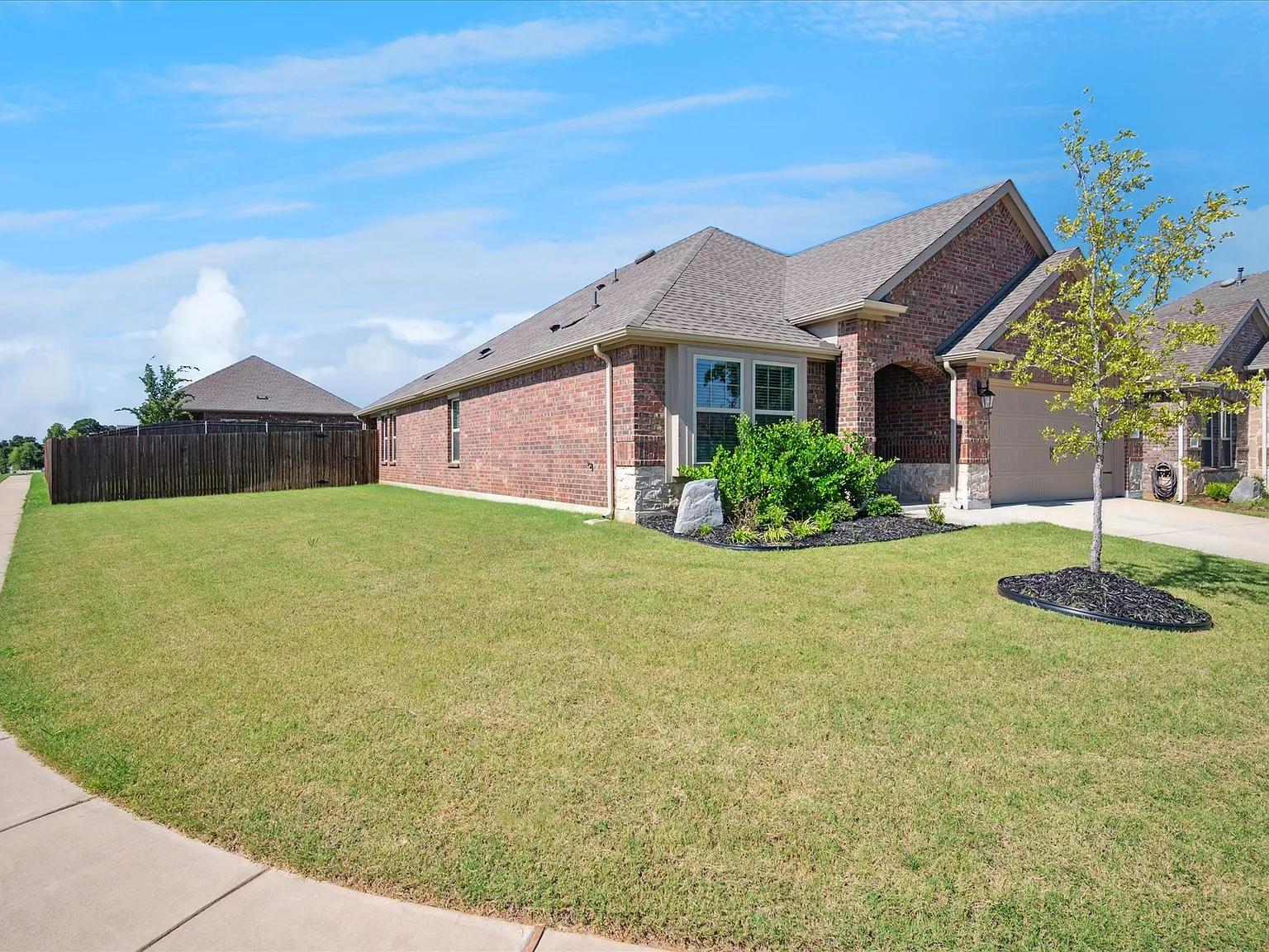 3 bed, 1703 sqft, $2,200 — Photo 2