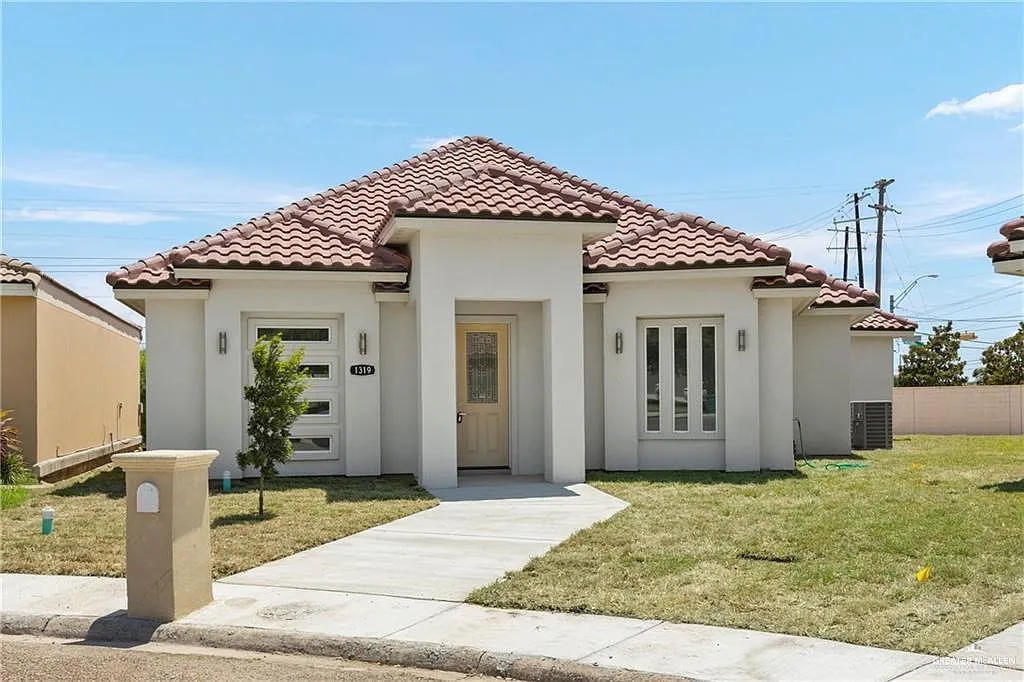 3 bed, 2.0 bath, 2269 sqft, $2,000 — Photo 1