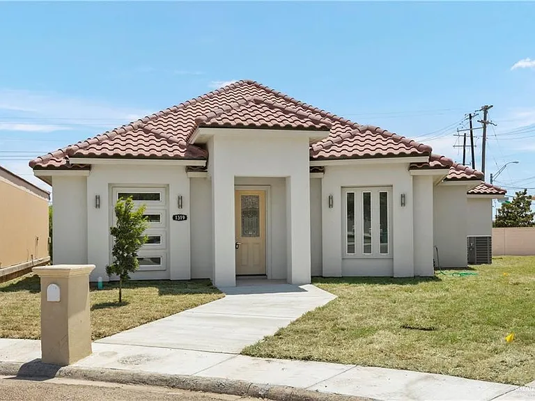 1319 W Gran Via St — Photo 1