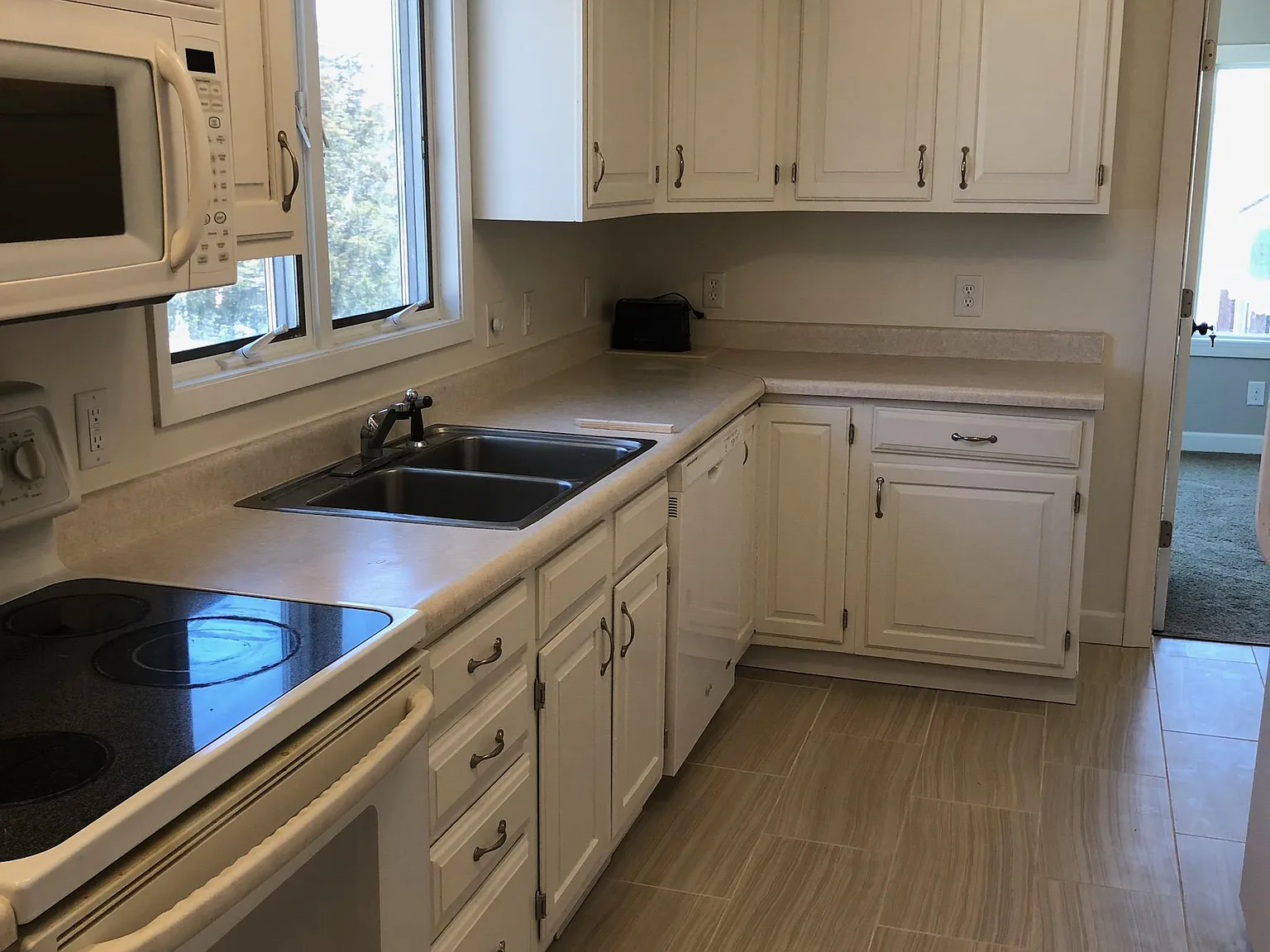 7 bed, 2784 sqft, $2,700 — Photo 2