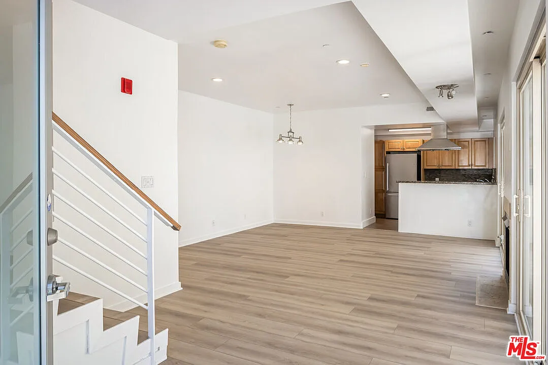 3 bed, 3.5 bath, 1650 sqft, $4,950 — Photo 2