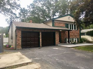 209 Pleasant St, Ronkonkoma, NY 11779