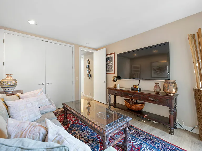 2552 Hyde St — Photo 17