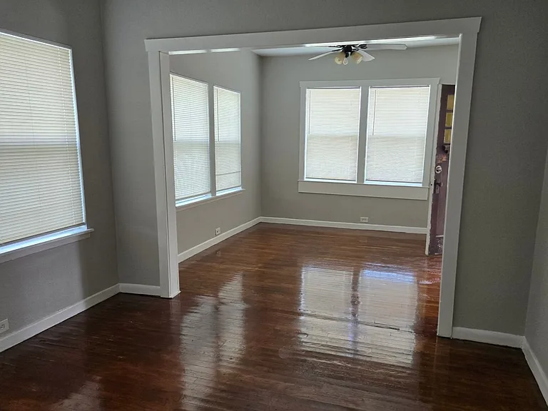2236 N Interstate Highway 35 — Photo 6