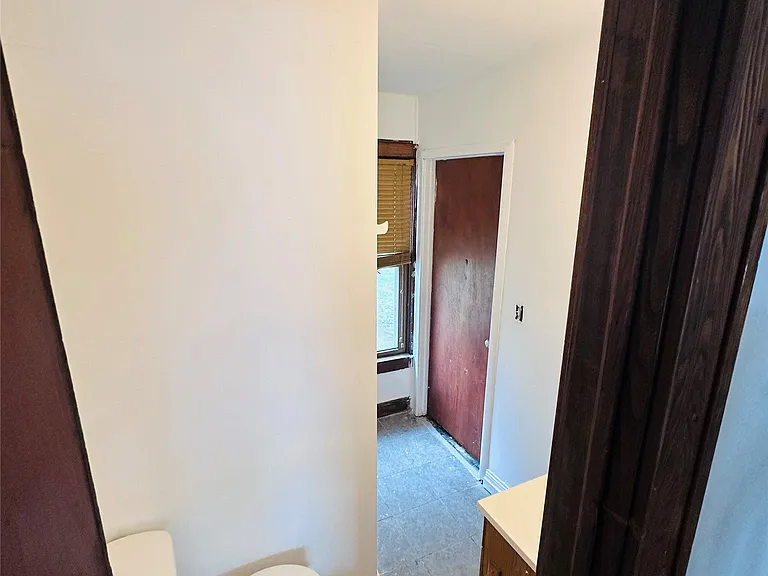 210 Squires Ave — Photo 11