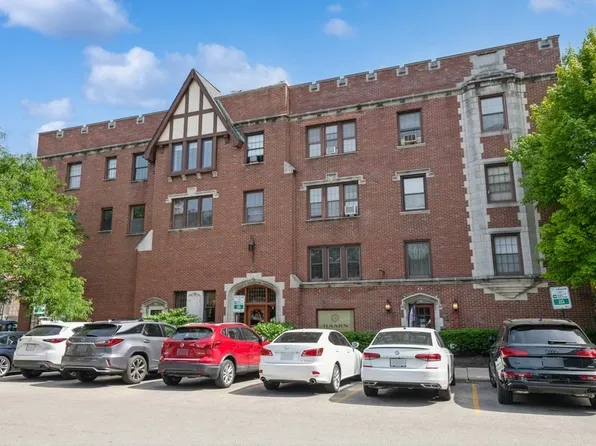 1103 Holly Ct APT 304, Oak Park, IL 60301