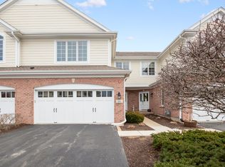 83 Waters Edge Ct, Glen Ellyn, IL 60137