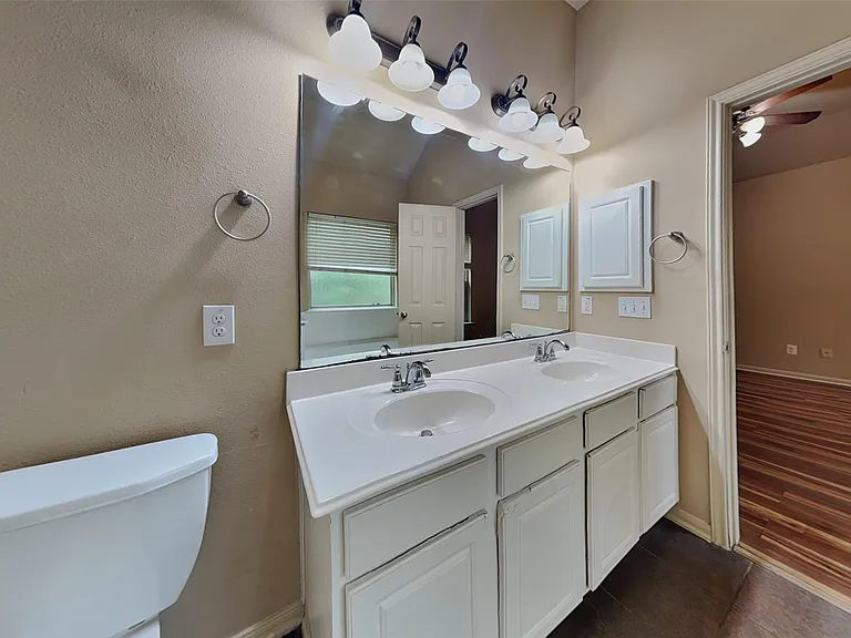 1411 Cameron Park Ln — Photo 11