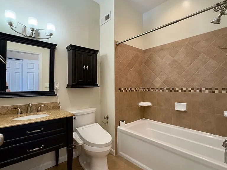 415 S Bouldin St — Photo 22