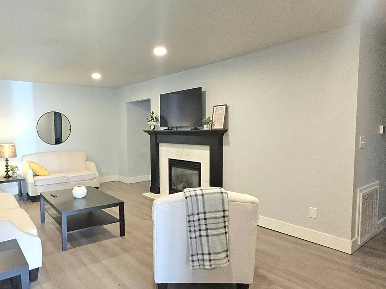 922 5th Ave SW #A — Photo 3
