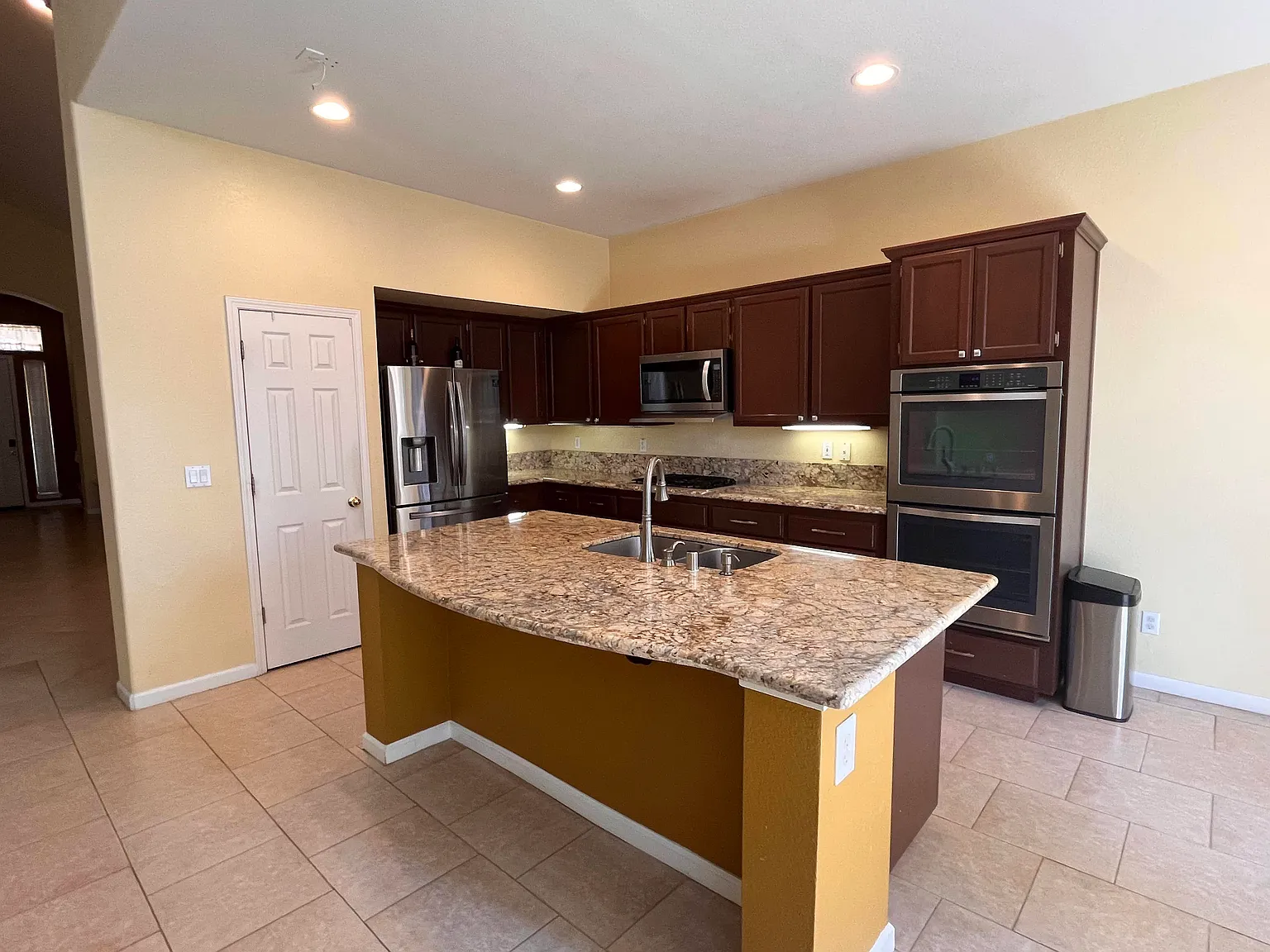 5 bed, 2.5 bath, 3000 sqft, $3,995 — Photo 4