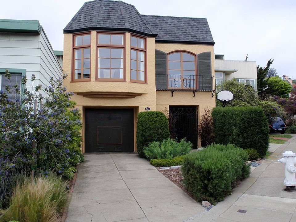Front of 744 Teresita