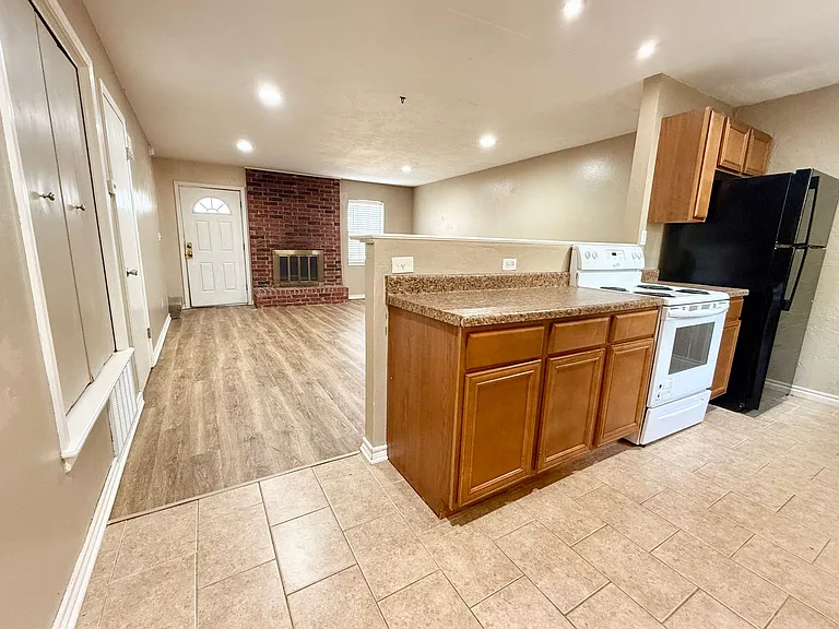 2329 Heatherfield Ln — Photo 3