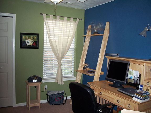 Large 2nd Bedroom or Computer Rm