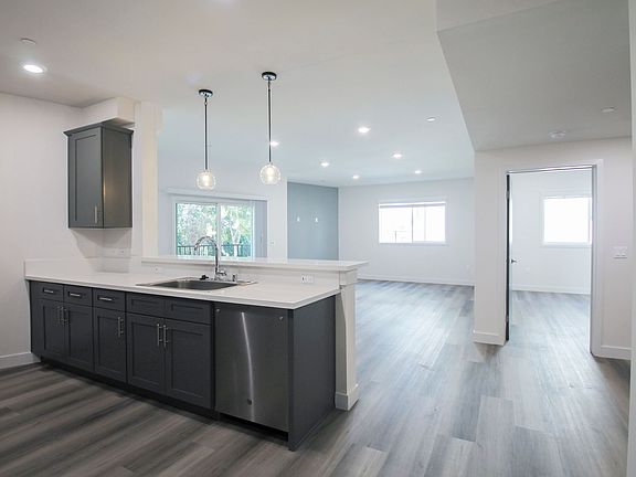 2nd image of 13713 Oxnard St #206