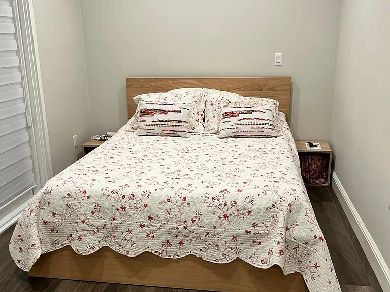 Queen size bed in the bedroom
