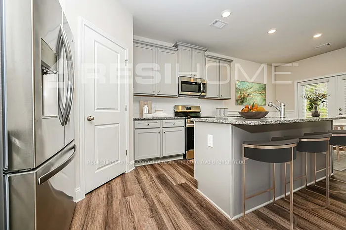 4 bed, 2.5 bath, 1833 sqft, $2,335 — Photo 4