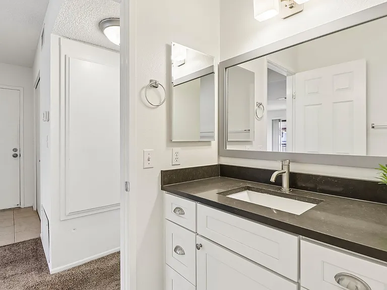 450 W Vermont Ave — Photo 20