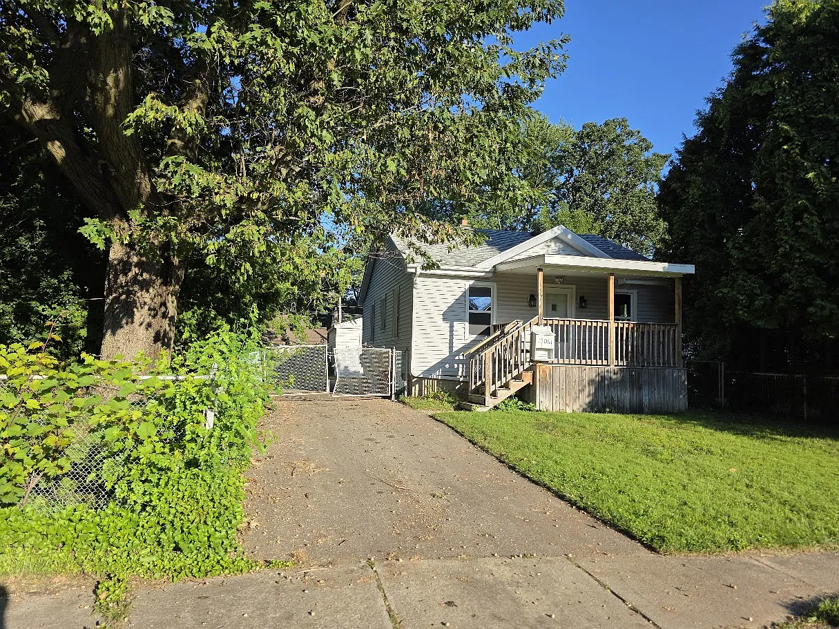 2 bed, 770 sqft, $1,345 — Photo 3