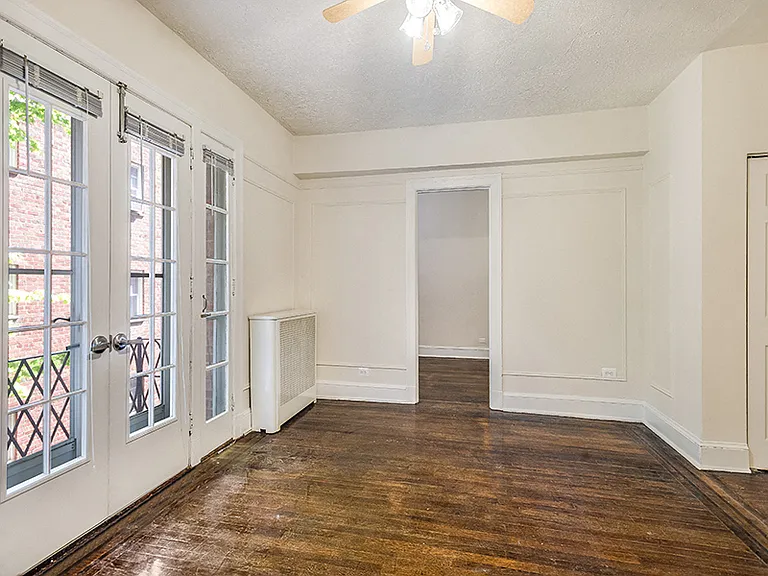One-bedroom apartment living room