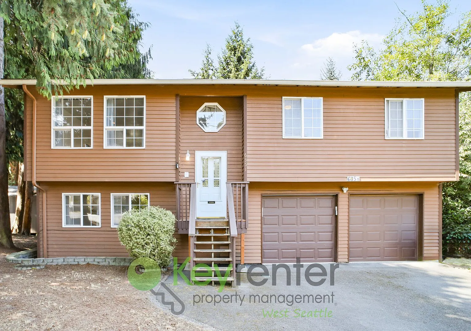 Spacious 4 Bedroom with Two Car Garage and Balcony — Photo 1