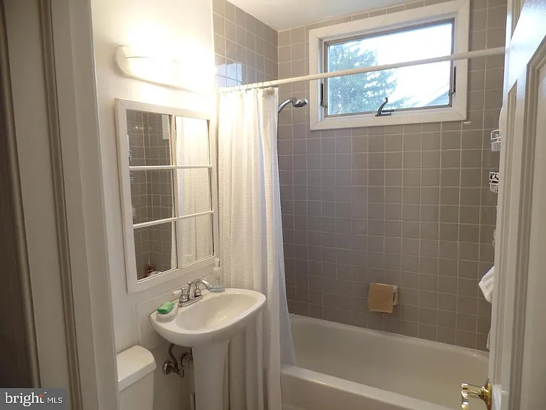 1821 Pimmit Dr — Photo 16