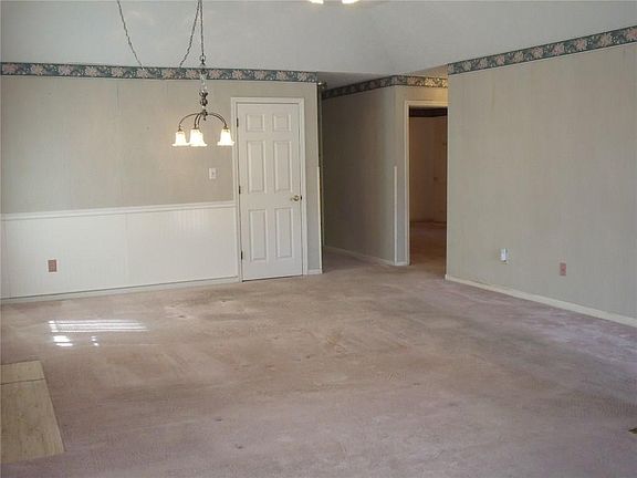 5th image of 216 Andrews Blvd