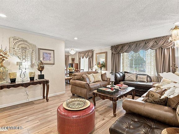 3rd image of 6900 Royal Ct