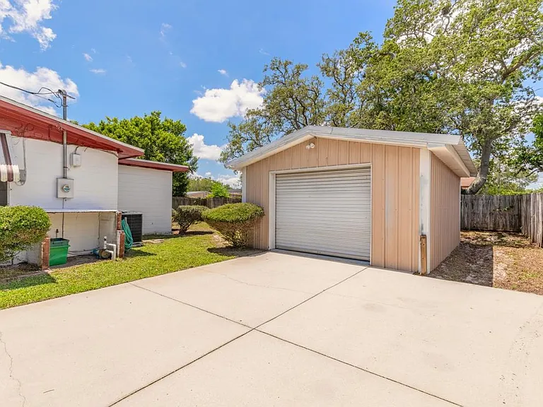 1584 Valencia Ave — Photo 19
