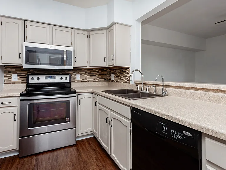 1829 Locust St — Photo 8
