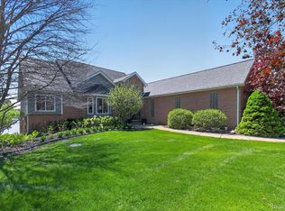 8955 Sandy Ridge Dr, White Lake, MI 48386